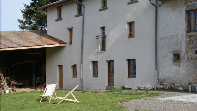 Plats traditionnels auvergnats comme la truffade et le pounti servis dans un resto à Clermont-Ferrand